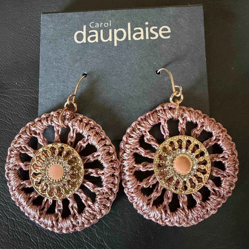 Carol Dauplaise NWT Boho Mauve Crochet Hoop Earrings Gold Tone Sunburst